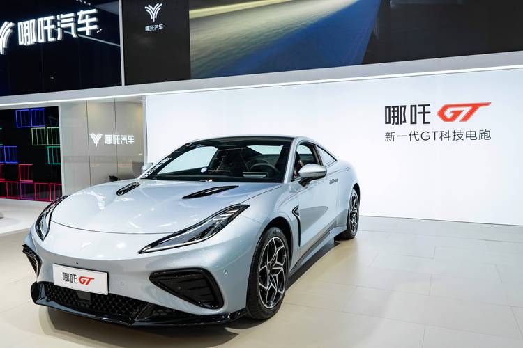 惠州160哪吒汽车在智能汽车领域的表现，领途汽车在新能源汽车市场中的影响力